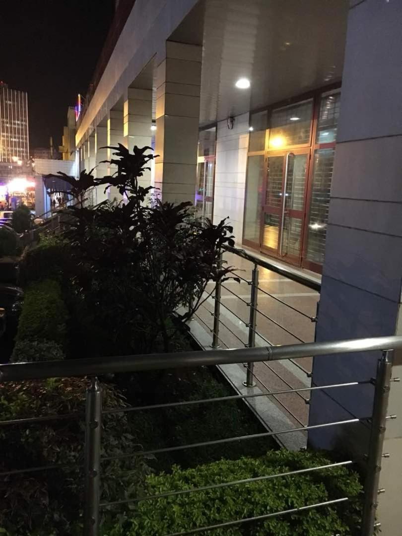 Djeug'Appart Hotel Яунде Экстерьер фото